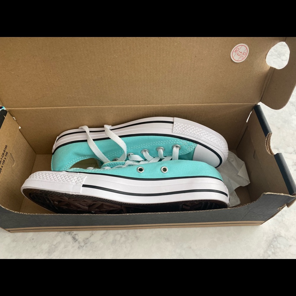 Converse sneakers NWT, Women’s sz 6/Men’s sz 4